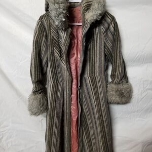 Striped Long Women's Coat with Faux Fur Trim - Gray